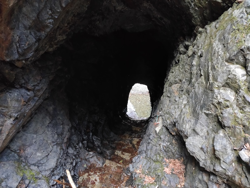 岩のトンネルを通って金剛の滝上部へ